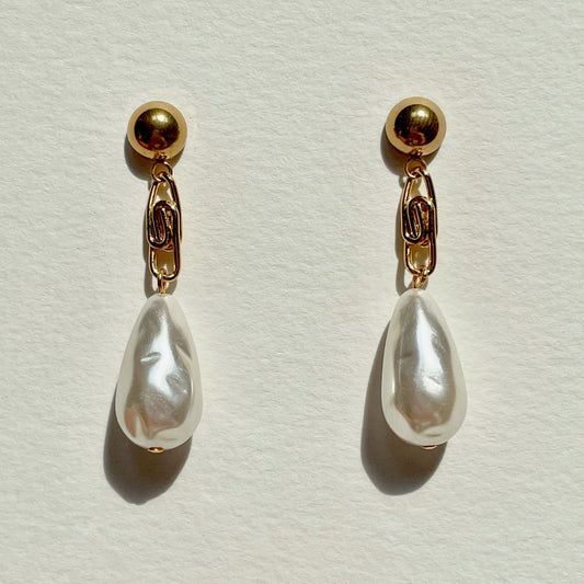 PEARL ON CHAIN GOLD MINI DROP EARRINGS
