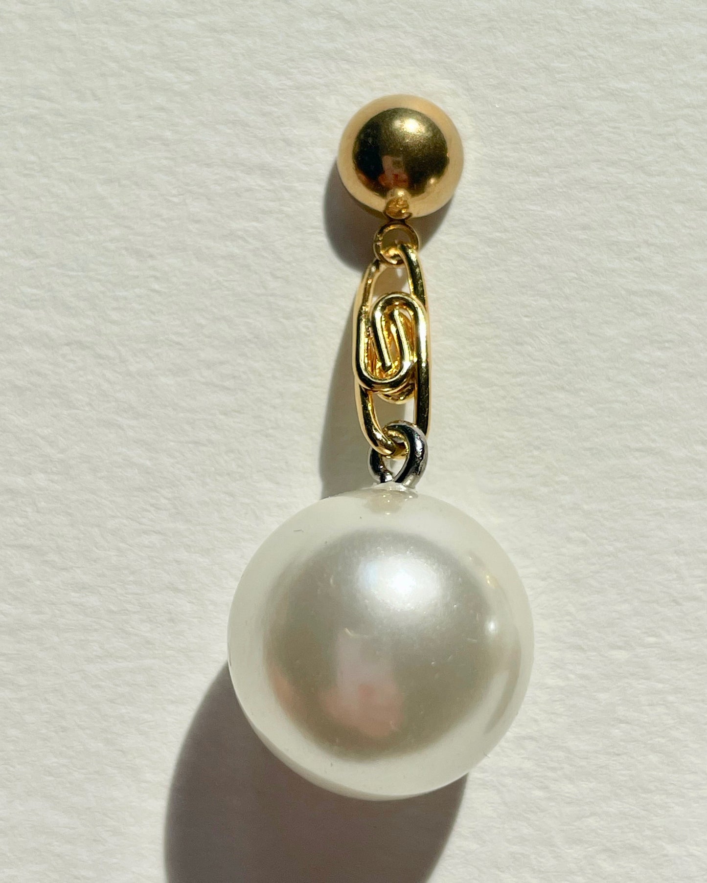 PEARL ON CHAIN ​​SHORT GOLD BALL - EARRINGS